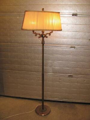 GOLVLAMPA