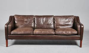 Tre-pers.sofa betrukket med brunt læder