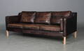 Stouby Møbler. Tre-personers sofa, model Eva, sort læder 