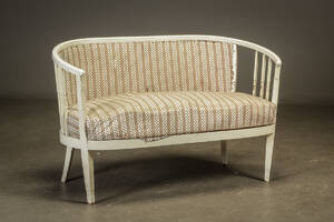 To personers sofa af hvidlakeret træ, 1900-tallet