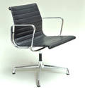 Charles Eames 1907 - 1978. Armstol, model EA-108, sort læder