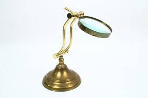 Förstoringsglas på fot, mässing
