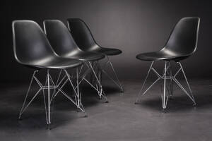 Charles Eames. Fire skalstole, model DSR 4 