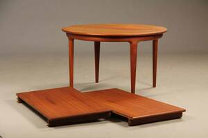 Johannes Andersen. Cirkulært spisebord af teak m. 2 tillægsplader 3 Denne vare er sat til omsalg under nyt varenummer 4702967