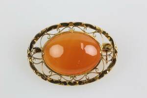 BROSCH, med cabochonslipad rödorange sten, guld, 14 k, ca 4,7 g
