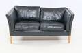 Mogens Hansen. To-pers. sofa, betrukket med sort læder,