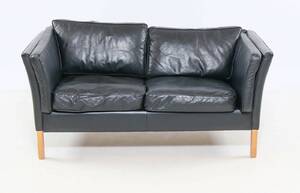 Mogens Hansen. To-pers. sofa, betrukket med sort læder,