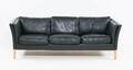 Mogens Hansen. Tre- personers sofa betrukket med sort patineret læder Denne vare er sat til omsalg under nyt varenummer 4909758