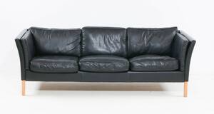 Mogens Hansen. Tre- personers sofa betrukket med sort patineret læder Denne vare er sat til omsalg under nyt varenummer 4909758