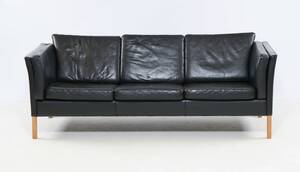 Mogens Hansen. Tre- personers sofa betrukket med sort patineret læder Denne vare er sat til omsalg under nyt varenummer 4920755