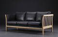 Dansk møbelproducent. 3-personers sofa, eg og læder.