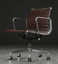 Charles Eames. Kontorstol fra serien Aluminium Group Konference, læder 