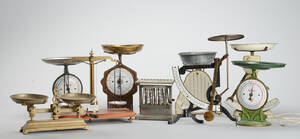 En samling diverse vægte og gl. brødrister. ialt 14 dele.