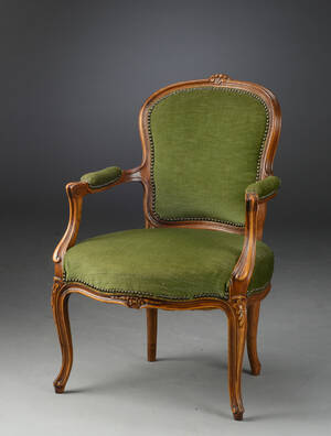 Armstol af mørkpoleret træ. Rokoko stil.