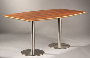 Bord med stel af poleret stål