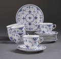 Musselmalet Halvblonde service af porcelæn. Kgl.P. I sort. 18