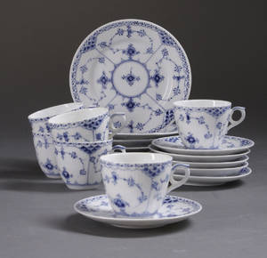 Musselmalet Halvblonde service af porcelæn. Kgl.P. I sort. 18