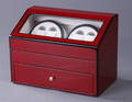 Watch winder i kasse af  rødlakeret træ. 4 armbåndsure
