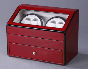 Watch winder i kasse af  rødlakeret træ. 4 armbåndsure