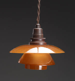 Poul Henningsen. 11 pendel med ravfarvet glas 