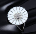 Georg Jensen. Mellem Daisy ring af sterlingsølv og hvid emalje Denne vare er sat til omsalg under nyt varenummer 4300688
