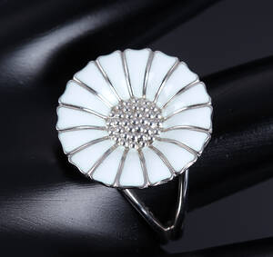 Georg Jensen. Mellem Daisy ring af sterlingsølv og hvid emalje Denne vare er sat til omsalg under nyt varenummer 4300688