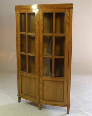 Eckvitrine, 1. Hälfte 20. Jh.