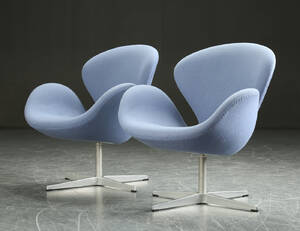 Arne Jacobsen. To lænestole, Svanen, model 3320 2  Denne vare er sat til omsalg under nyt varenummer 4100700