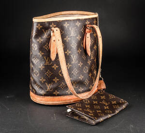 Taske med pung. Louis Vuitton. Model Petit Bucket  Denne vare er sat til omsalg under nyt varenummer 4301521