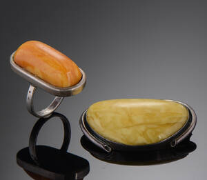 Broche samt ring af sølv med rav 2