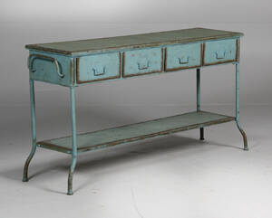 Skænk  bord af metal i industriel stil