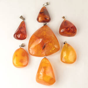 Samling polerede rav vedhæng