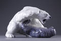Porcelænsfigur i form af isbjørn i kamp med sæl. Kgl.P