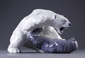 Porcelænsfigur i form af isbjørn i kamp med sæl. Kgl.P