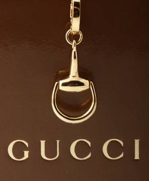 GUCCI. Horsebit charm af 18 kt. guld