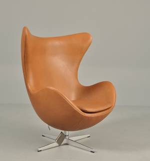 Arne Jacobsen 1902-1971 Ægget betrukket med Elegance Walnut læder