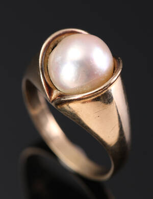 Ring af 14 kt guld med akoyaperle.
