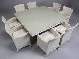 Havemøbler. Kvadratisk bord samt otte armstole, råhvidt polyrattan