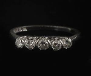 Ring i 18k vitguld