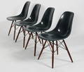 Charles Eames Sæt på fire skalstole, model DSW, grå. 4