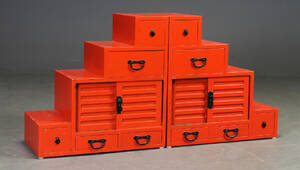 Par trappeformede rødlakerede skuffemøbler af træ 2