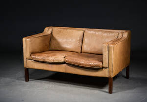 Mogens Hansen. 2-pers. Sofa betrukket med brunt læder