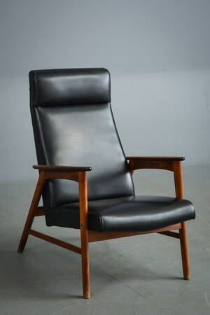 Lænestol af teak med sort skai