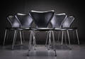 Arne Jacobsen. Et sæt på seks Syver stole, sort læder, model 3107. 6