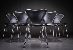 Arne Jacobsen. Et sæt på seks Syver stole, sort læder, model 3107. 6