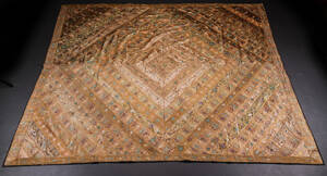 Sengetæppe syet af antikke, indiske sarier vævet med guldtråd. Ca. 280 x 220 cm 