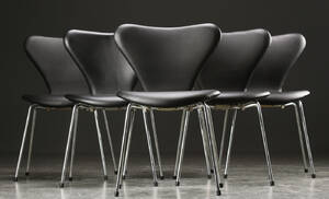 Arne Jacobsen. Seks syverstole model 3107, sort læder 6