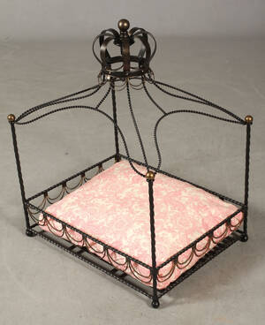 Hundeseng af støbejern med pude.  Denne vare er sat til omsalg under nyt varenummer 4375405