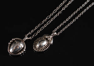 Georg Jensen. To årssmykker med tilhørende kæder 2