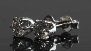 Par brillantørestikker, ca. 0.85 ct. 2